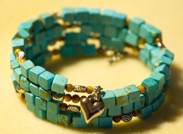 A memory wire bracelet tutorial. www.lifeatthecottage.com