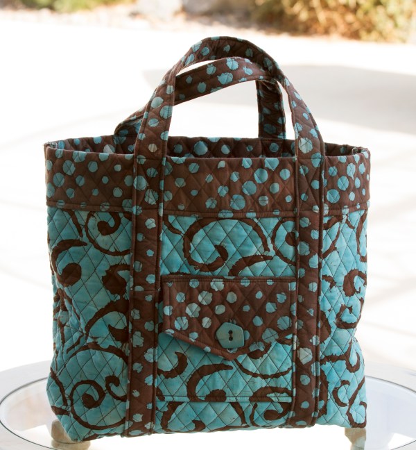 Tote bag sewn with quilted fabric. www.lifeatthecottage.com