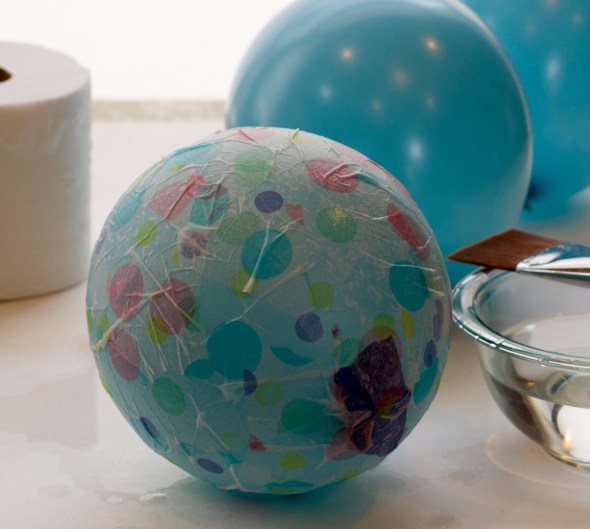 Cover entire balloon with tissue www.lifeatthecottage.com