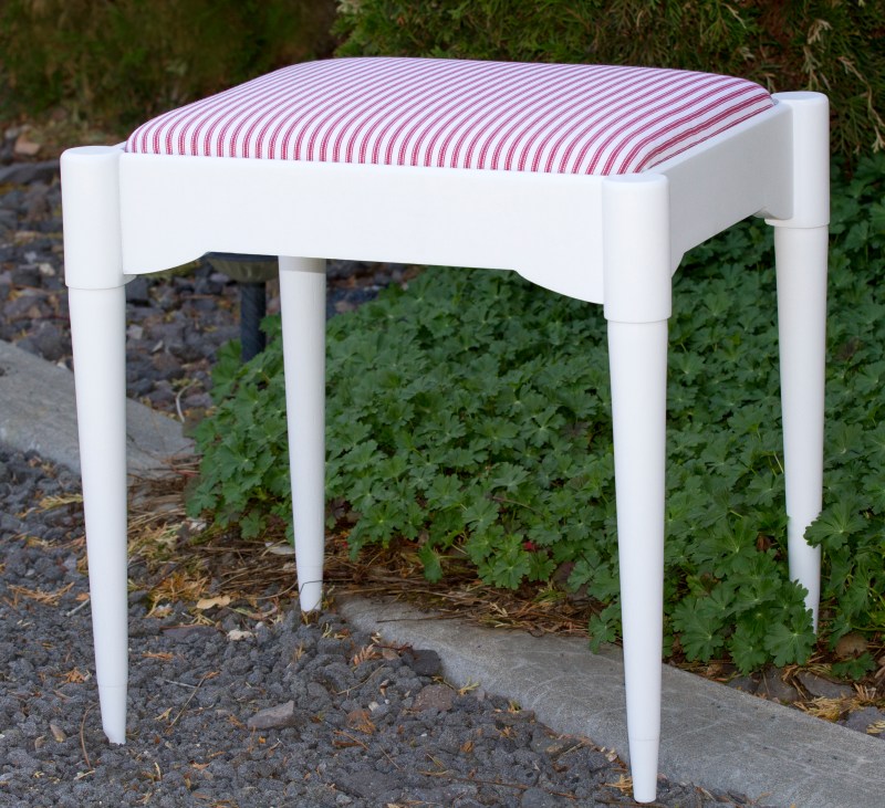 A neglected bench gets a makeover. www.lifeatthecottage.com